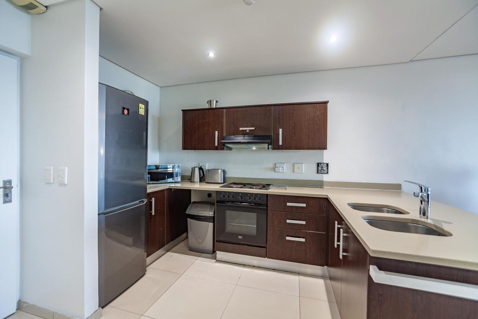 Modern Beachfront With Ocean Views - Infinity G9, Blouberg, Cape Town *