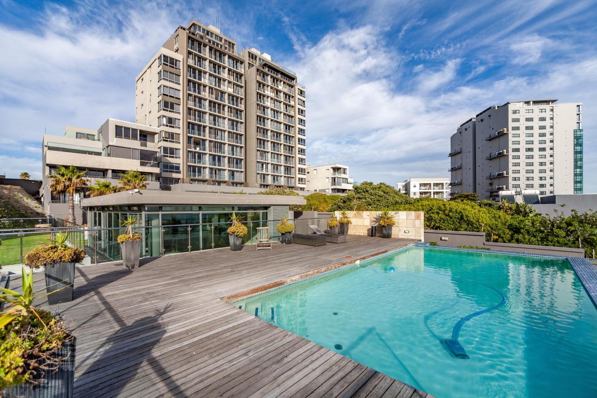 Modern Beachfront With Ocean Views - Infinity G9, Blouberg, Cape Town Apartment *