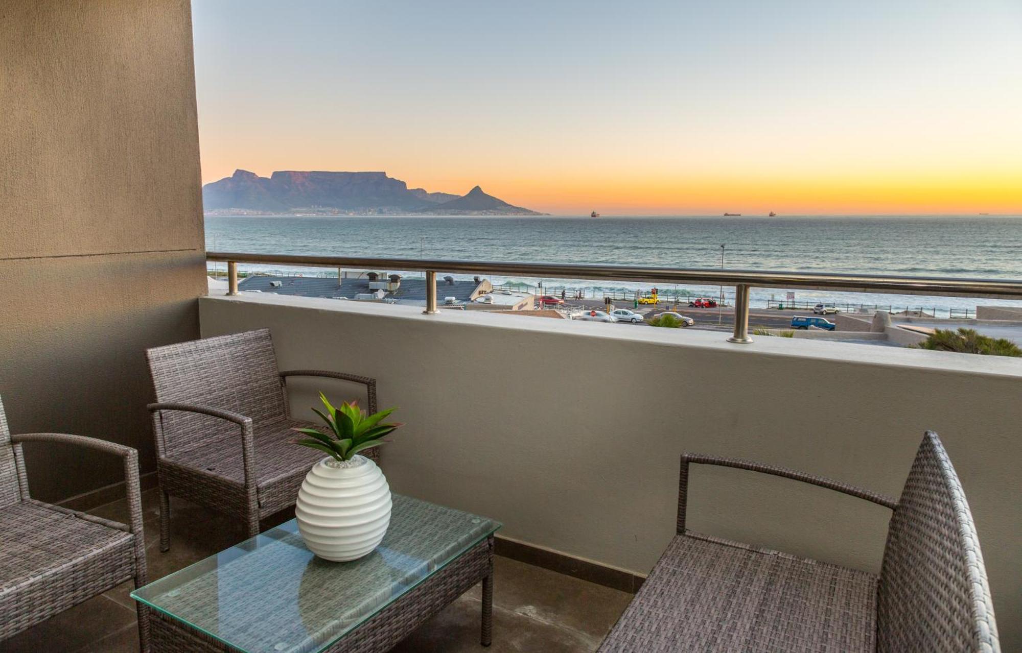 Apartment Modern Beachfront With Ocean Views - Infinity G9, Blouberg, Cape Town Bloubergstrand