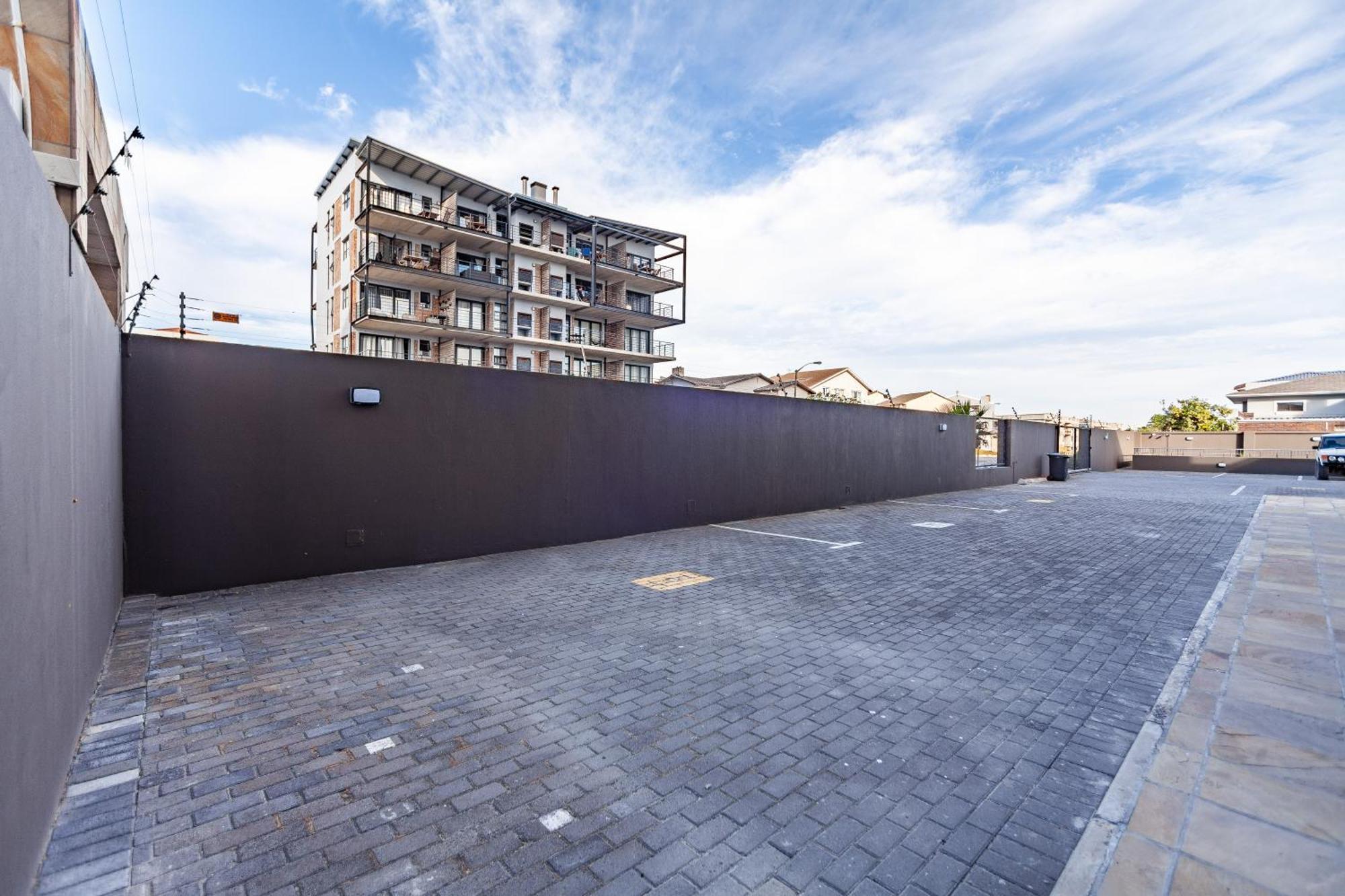 Modern Beachfront With Ocean Views - Infinity G9, Blouberg, Cape Town Apartment *