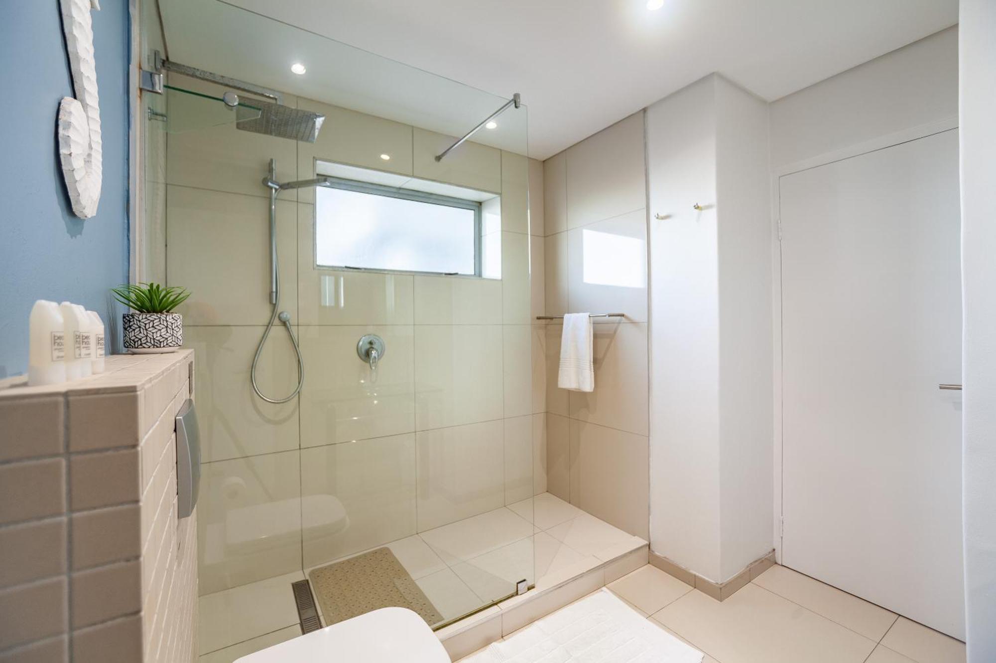 Apartment Modern Beachfront With Ocean Views - Infinity G9, Blouberg, Cape Town *