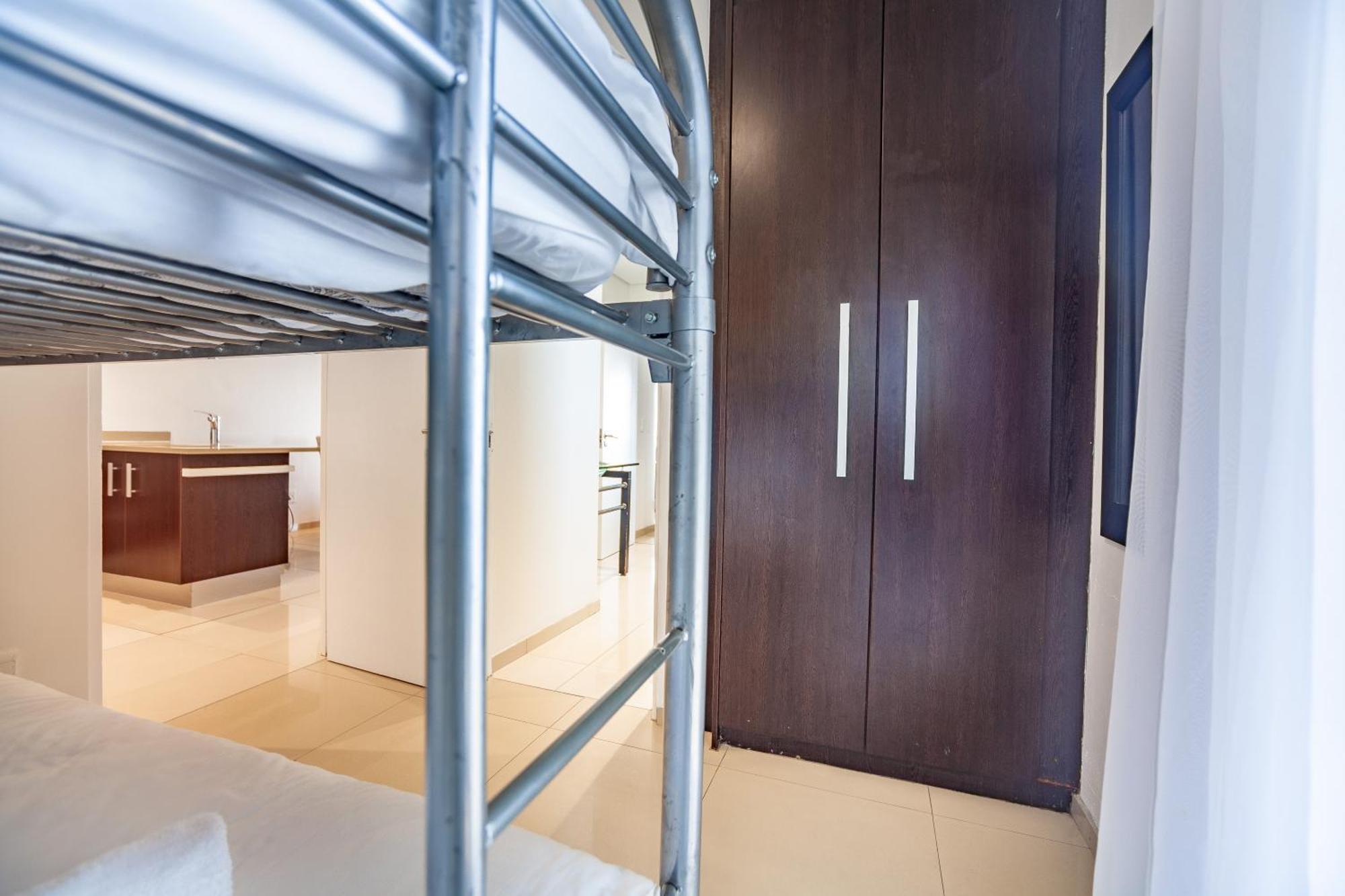 Modern Beachfront With Ocean Views - Infinity G9, Blouberg, Cape Town