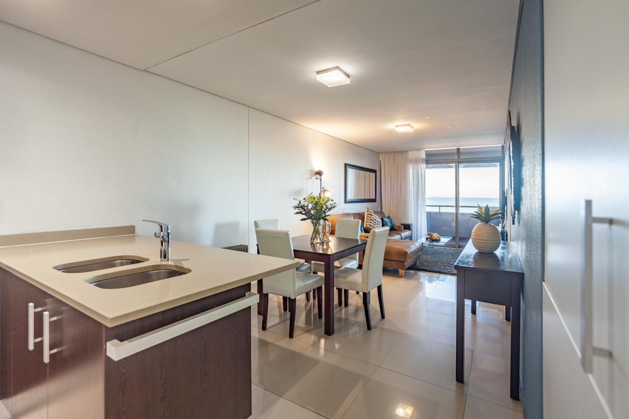 Modern Beachfront With Ocean Views - Infinity G9, Blouberg, Cape Town Apartment *