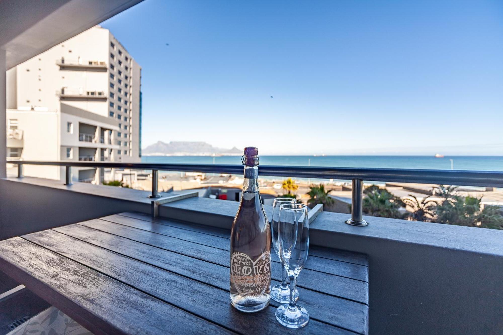 Modern Beachfront With Ocean Views - Infinity G9, Blouberg, Cape Town Apartment