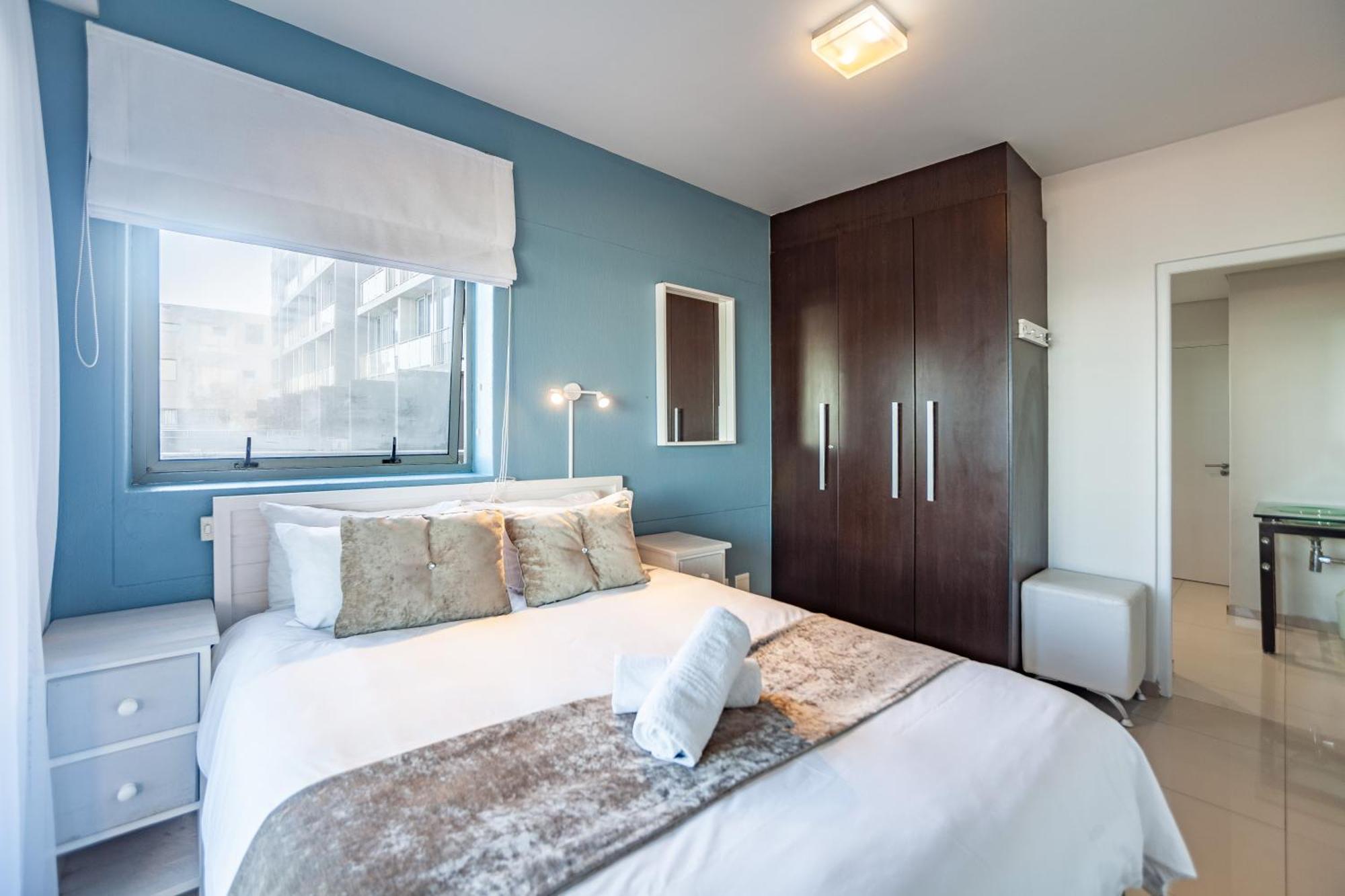 Apartment Modern Beachfront With Ocean Views - Infinity G9, Blouberg, Cape Town *