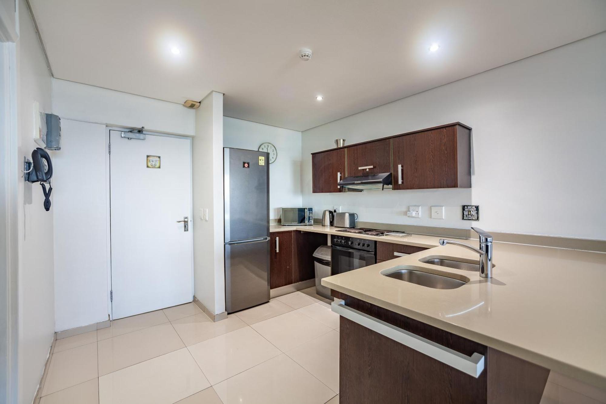 Modern Beachfront With Ocean Views - Infinity G9, Blouberg, Cape Town Apartment Bloubergstrand